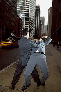 在街上打架的商人图片