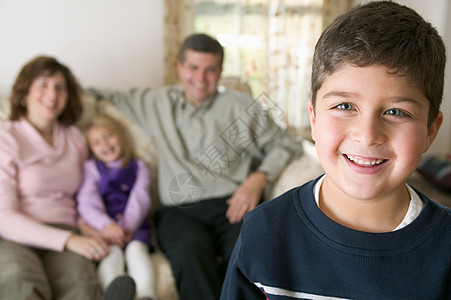 男孩和他的家人生活方式高清图片素材