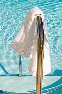 游泳池旁边的毛巾图片