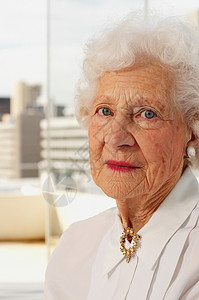 老年妇女的正式画像背景图片