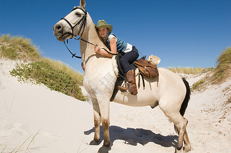 骑马的女孩图片