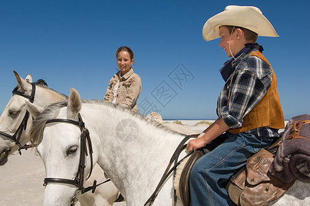 骑马的男孩和女孩图片