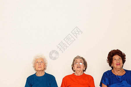 三位老妇人抬头背景图片