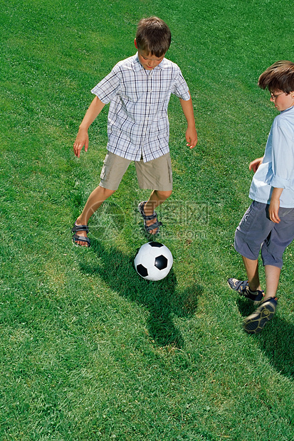两个踢足球的男孩图片