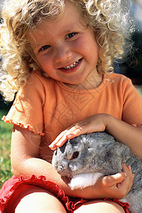 抚摸着兔子的女孩图片
