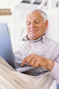 玩笔记本电脑的爷爷图片