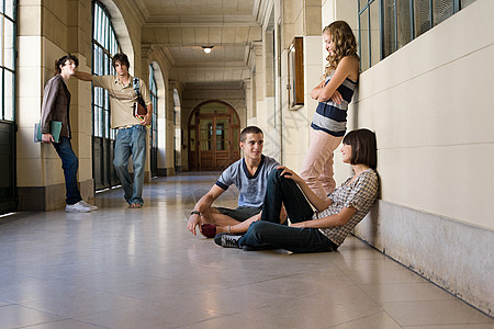 大学走廊里的青少年图片