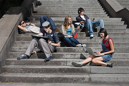 中学生坐在台阶上图片