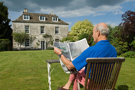 老人房子在后院看报纸的老人背景