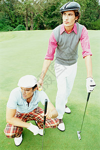 打高尔夫球的男士图片