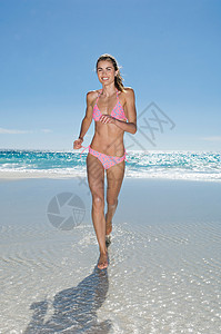 在海滩上跑步的女孩图片