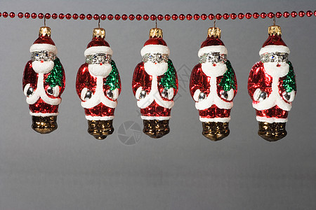 一排挂着圣诞老人的装饰品图片