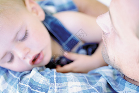 婴儿睡在父亲的怀里图片
