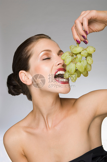 吃葡萄的美女图片