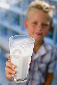 喝牛奶的男孩图片