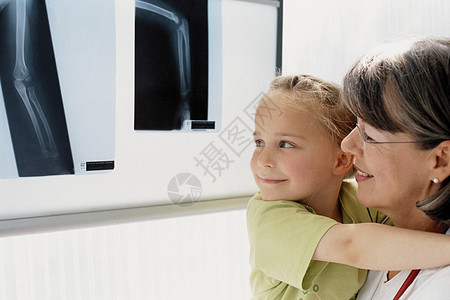 医生检查女孩的X光片图片