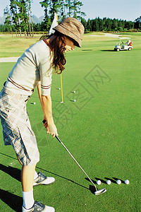 打高尔夫球的女人高清图片