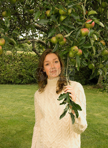 站在苹果树下的女人图片