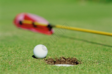 球洞旁边的高尔夫球图片