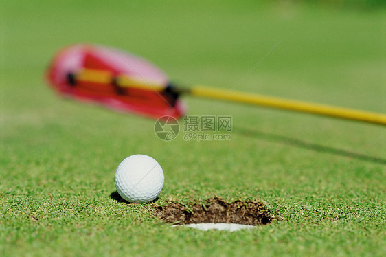 球洞旁边的高尔夫球图片