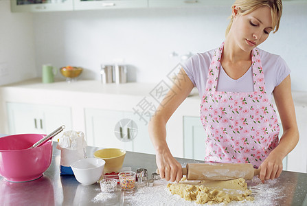 做饼干的女人图片