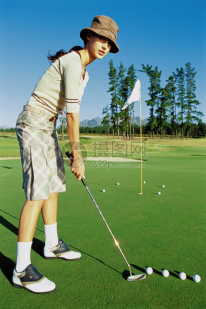 打高尔夫球的女人图片