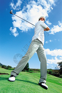 打高尔夫球的人图片