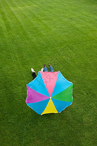 躺在遮阳伞下的人们图片
