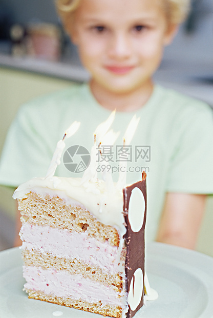 看着生日蛋糕的男孩图片
