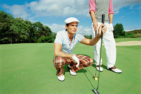 男子在打高尔夫图片