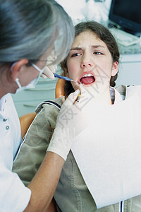 正在接受牙医检查的女孩图片