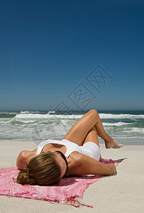 躺在沙滩的女人图片