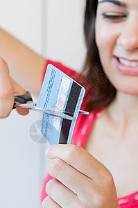 女人剪信用卡图片