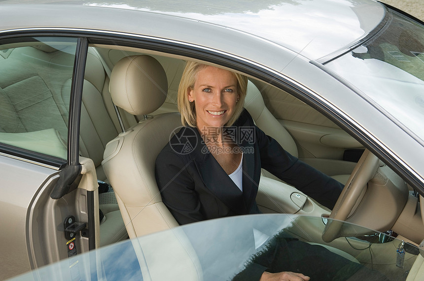 车上的女商人图片