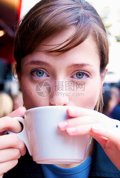女人在巴黎喝咖啡图片