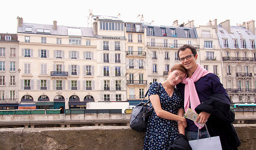 两人在巴黎拥抱图片