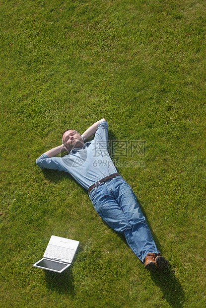 在草坪上休息的人图片