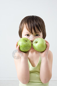 有两个苹果的男孩图片