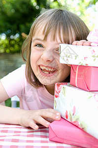 快乐的小女孩准备打开礼物图片