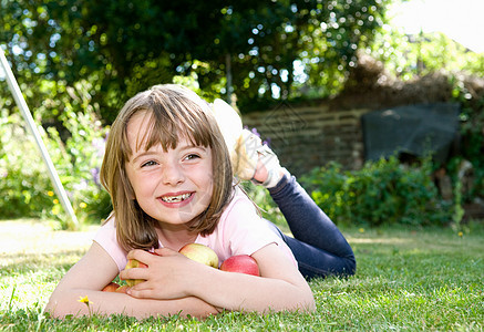 花园里的快乐女孩图片