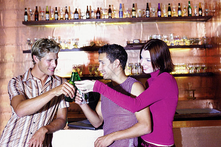 在酒吧喝酒的男人和女人图片