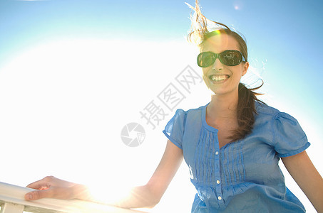 阳光下的时髦女人图片