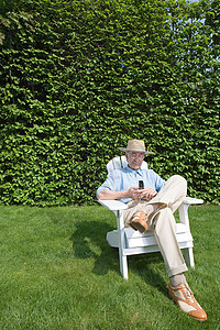 花园里带手机的老人图片