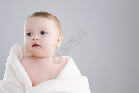 裹着毯子的婴儿高清图片