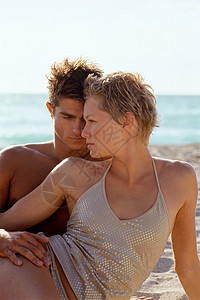 年轻夫妇在海滩上放松图片