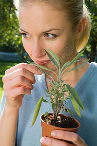 闻草的女人图片