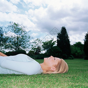 躺在草地上的金发女人图片