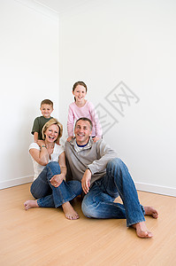一家人坐在地板上木地板高清图片素材