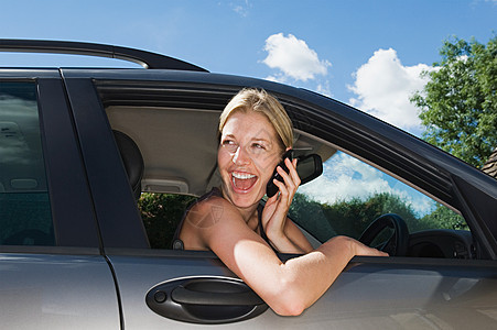 在车上打电话的女人图片