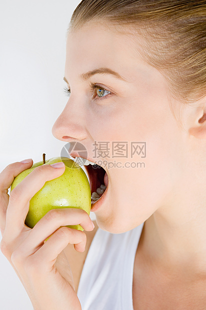 吃苹果的女人图片
